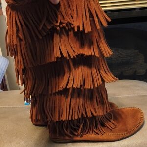Minnetonka Fringe Suede Boots - Brown Size 8.